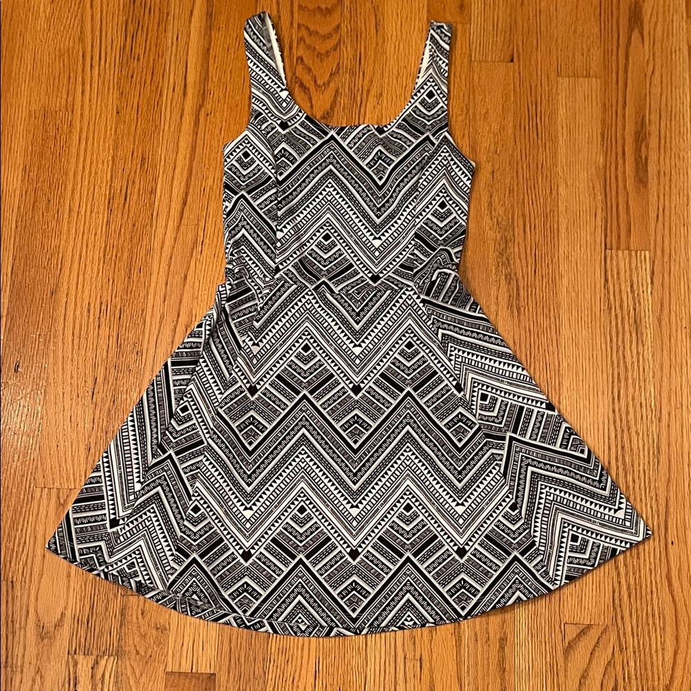 H&M Black and White Patterned skater dress size 6